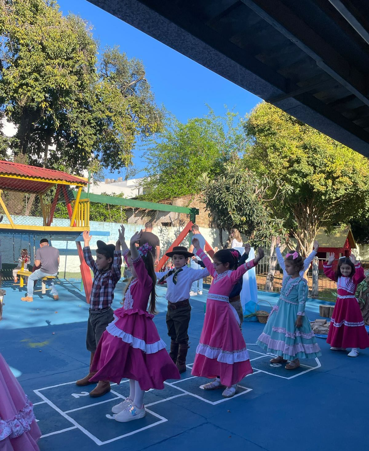 Foto de crianças brincando e dançando no pátio da escola