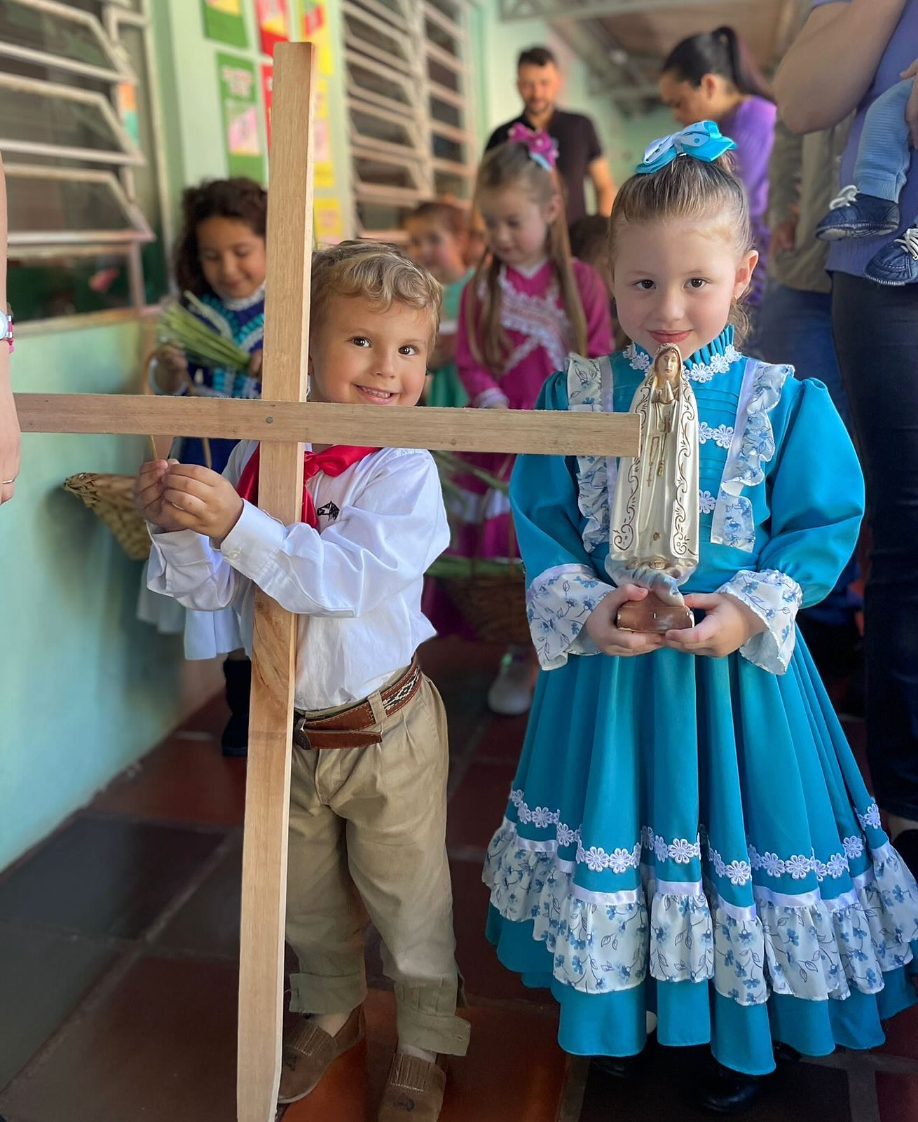 Foto de crianças em atividade lúdica dentro da sala de aula com tema gaúcho